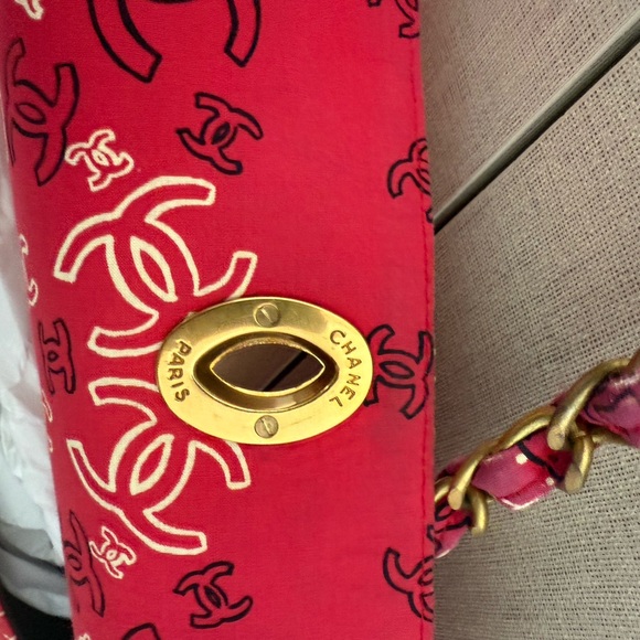 CHANEL Red Quilted Bag with 24kt plated CC logo - Picture 9 of 14